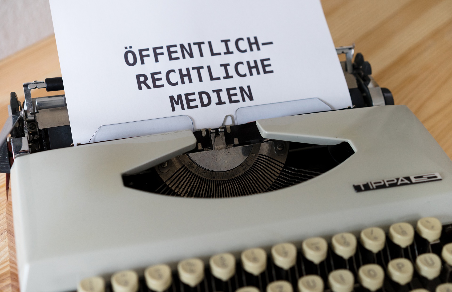 You are currently viewing Medien erklärt: Öffentlich-rechtlicher Rundfunk und Rundfunkbeitrag